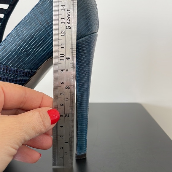 Like New Sergio Rossi Limited Edition Blue Lizard Caged Pumps With Studs Size 38 - Picture 13 of 15
